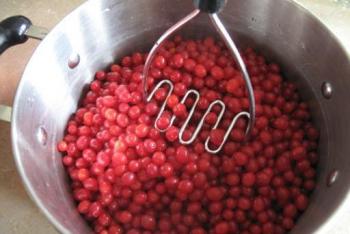 Fresh and frozen cranberry jelly