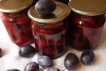 How to cook plums in your own juice for the winter, a selection of recipes