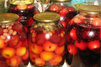 Closing the compote of apples and grapes for the winter